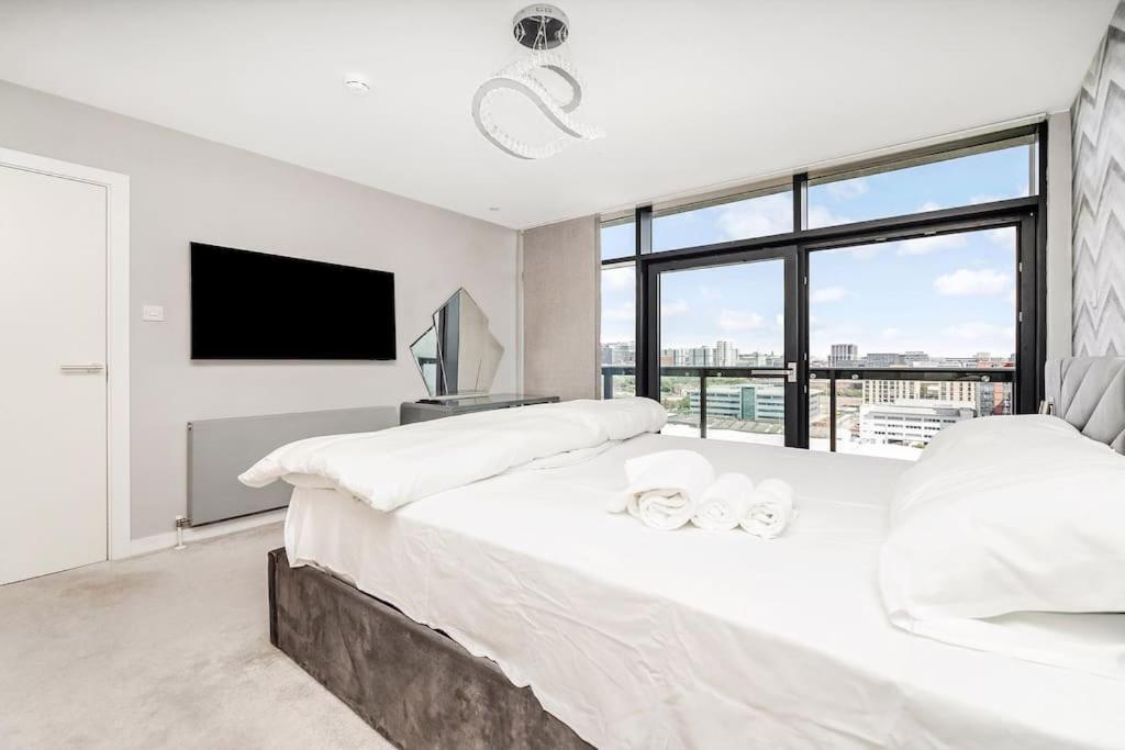 Luxurious Penthouse With Bar At Hydro & Secc