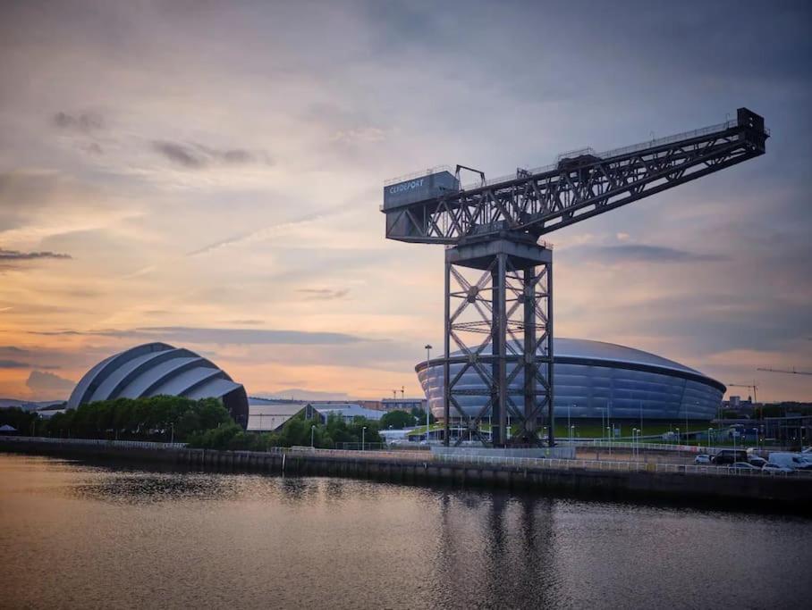 Luxurious Penthouse With Bar At Hydro & Secc