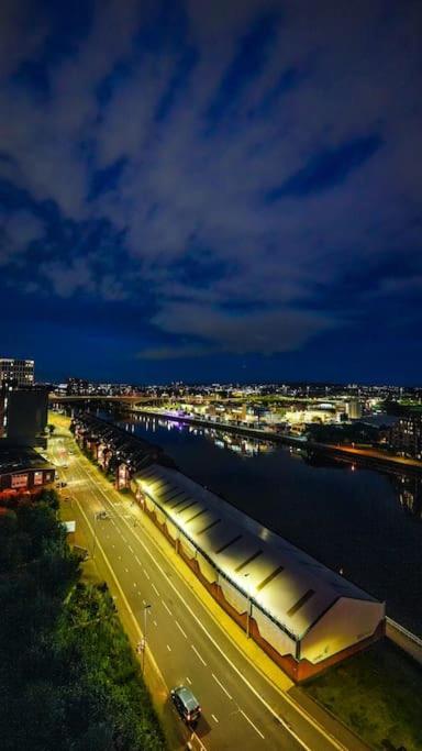 Luxurious Penthouse With Bar At Hydro & Secc Apartment *