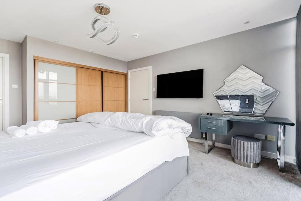 Luxurious Penthouse With Bar At Hydro & Secc Apartment
