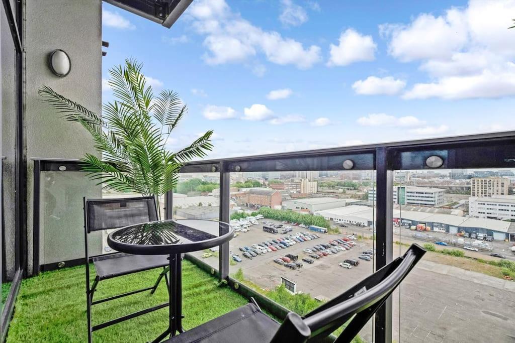 Luxurious Penthouse With Bar At Hydro & Secc Apartment