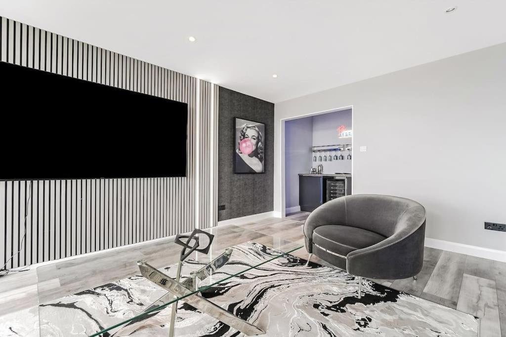 Luxurious Penthouse With Bar At Hydro & Secc Apartment *