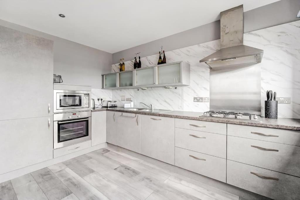 Luxurious Penthouse With Bar At Hydro & Secc