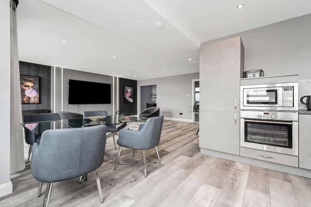 Luxurious Penthouse With Bar At Hydro & Secc